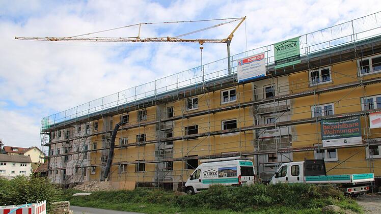 Der so genannte "gelbe Block" wird generalsaniert. 20 moderne und zum Teil barrierefreie Wohnungen entstehen hier. Foto: Ulrike Müller