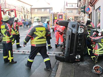 Die Feuerwehrleute bargen die beiden leicht verletzten Insassen des Jeeps aus dem Fahrzeug.