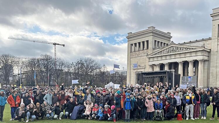 Die Schüler der Montessori-Schule Forchheim nahmen an der Kundgebung auf dem Königsplatz in München teil.
