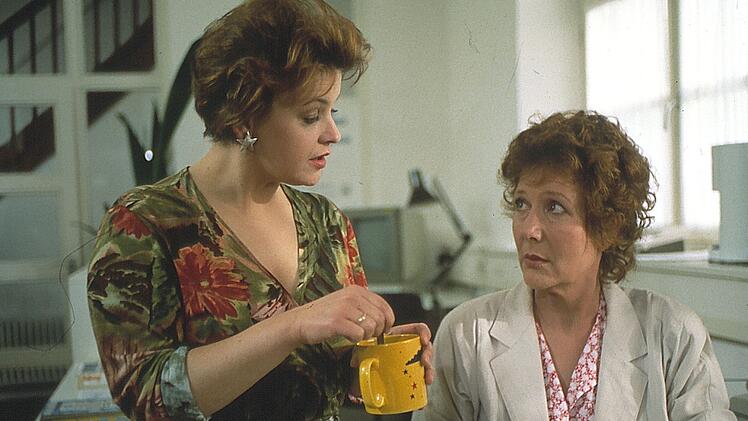Martha (Veronika Fitz, rechts) und ihre Kollegin Frau Krauss (Andrea Wildner) sind von der fordernden Art des neuen Stadtrats Heppberger wenig angetan.
