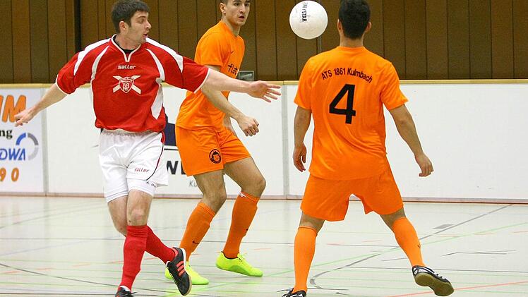 Der Peestener Tobias Geppert (links) sieht sich einer ATS-Übermacht aus Izzet Nacak und Volkan Yalcinkaya (rechts) gegenüber.