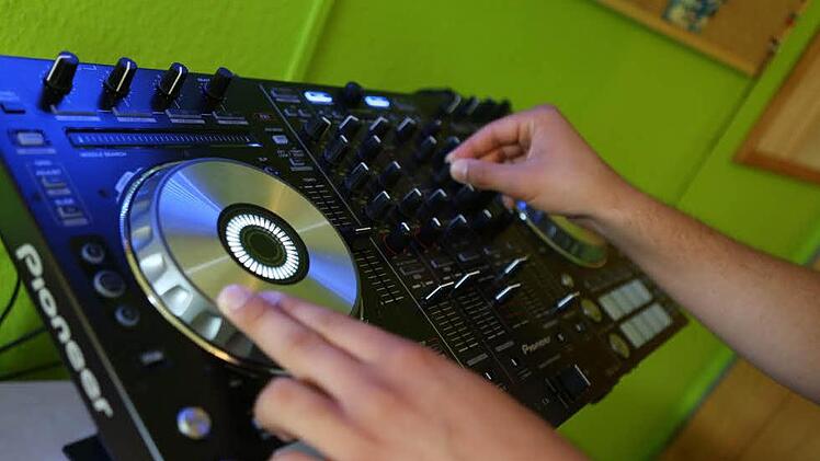 Am DJ-Pult fühlt sich der 17-Jährige wohl. Foto: Barbara Herbst