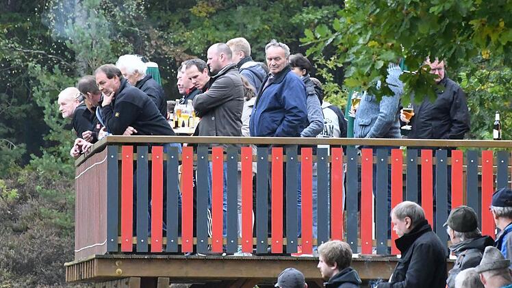 Einen eigenen VIP-Balkon für die Fans, wie hier in Reichenbach, sieht man in der Kreisklasse auch nicht alle Tage.  Foto: Hopf