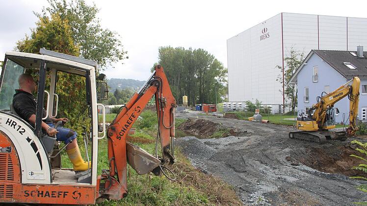 Aktuell werden auf der östlichen Seite des Weißen Mains die Hochwasserschutzwände aus Beton errichtet. Foto: Sonny Adam