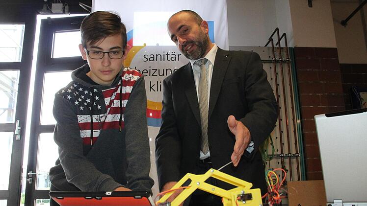 Celina Schreiber aus Wirsberg übt sich unter Anleitung von Metallbauer Jan Fiedler (Firma Dörnhöfer) an einer Standbohrmaschine. Foto: Stephan Stöckel