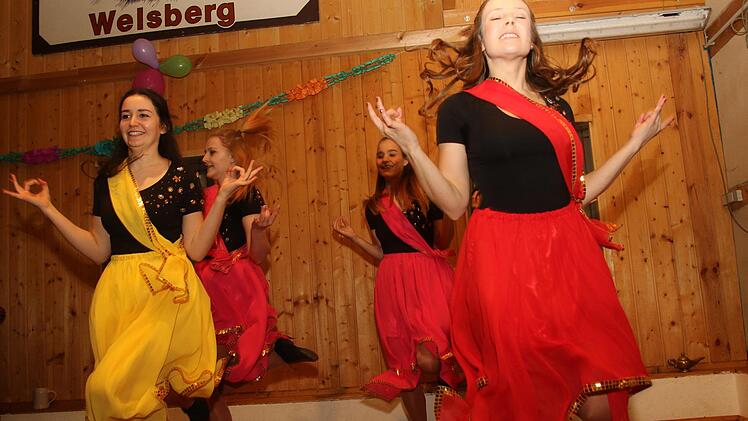 Die Tanzgruppe Emotion-Dance aus Weidach eröffnete das Narrenspektakel in Welsberg. Foto: Michael Stelzner