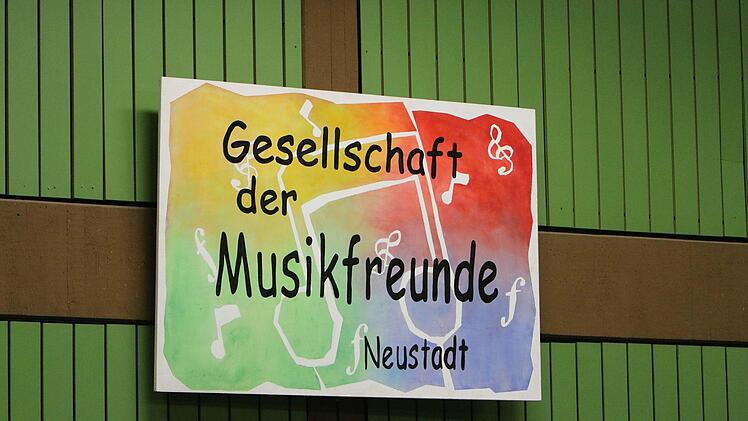 Unter der k&uuml;nstlerischen Leitung von Hans St&auml;hli probt das Orchester der Musikfreunde Neustadt f&uuml;r das Open-Air-Konzert "Classic & Picknick".Foto: Archiv/Jochen Berger