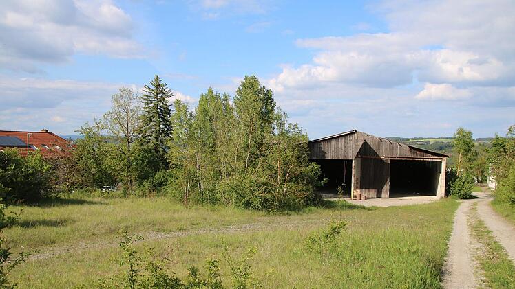 Grünflächen und das alte Sägewerk bestimmen ein Areal am Schindberg. Dort könnten in absehbarer Zeit Wohnhäuser stehen. Der Stadtrat steht dem Projekt sehr positiv gegenüber. Thomas Malz