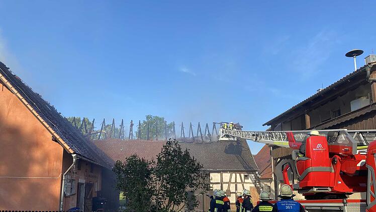 Wohnhaus und Lagerhalle stehen in Flammen: Mehrere Bewohner und Feuerwehrleute verletzt