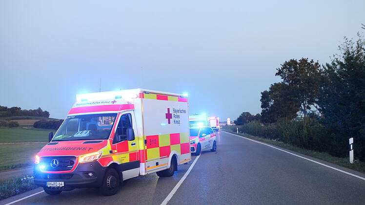 Pkw-Fahrer kommt auf Gegenfahrbahn: Zwei Verletzte auf B13 bei Ansbach