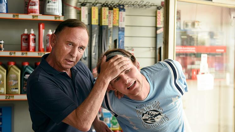 Gremme (Alexander Held, links) kann hart durchgreifen und schnappt sich einen Jugendlichen, der in einer Tankstelle klauen will. Dieser Konflikt wird ihm im Laufe des Films noch zum Verh&auml;ngnis ...