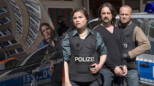 Der aus der Haft freigepresste Broder (Harald Schrott, Mitte) soll an die Entf&uuml;hrer &uuml;bergeben werden. Jungkommissarin Nina Petersen (Katharina Wackernagel) leitet den Einsatz.