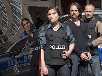 Der aus der Haft freigepresste Broder (Harald Schrott, Mitte) soll an die Entf&uuml;hrer &uuml;bergeben werden. Jungkommissarin Nina Petersen (Katharina Wackernagel) leitet den Einsatz.