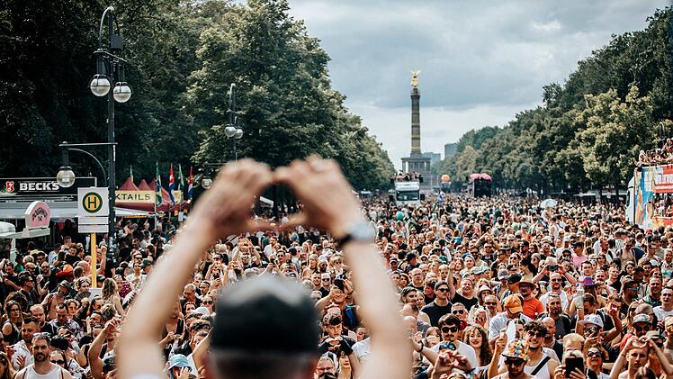 Ist der alte Spirit der Loveparade zur&uuml;ck? Ein Bild von "Rave The Planet" im Jahr 2024.