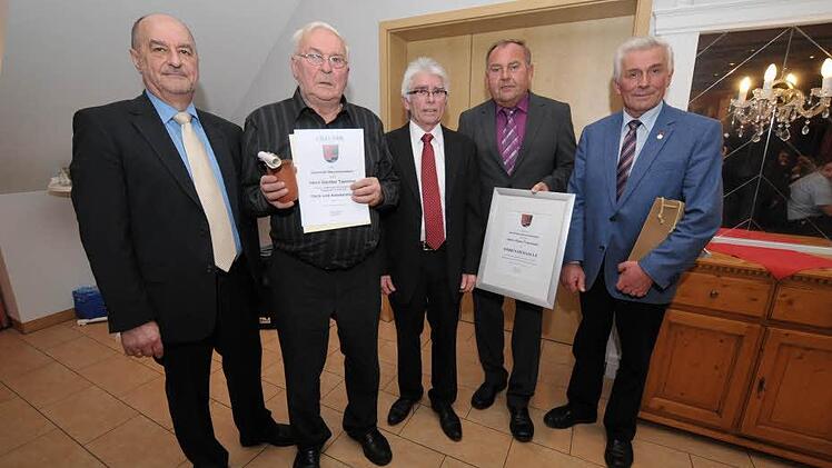 Roman Gibtner, Günter Taschner, Bürgermeister Klaus Hacker, Franz Teschauer und Karl Kreß bei der Verleihung der Urkunden und der Medaille.  Fotos: Roland Meister