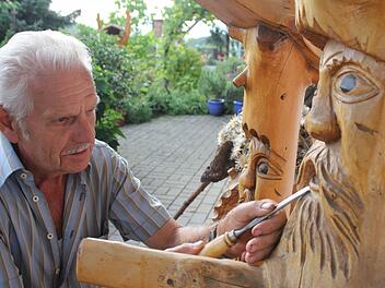 Karl Möller aus Motten legt letzte Hand an seine Werke an. Jedes Detail wird fein in das Holz geschnitzt. Foto: Birgit Will