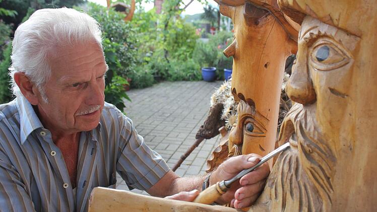 Karl Möller aus Motten legt letzte Hand an seine Werke an. Jedes Detail wird fein in das Holz geschnitzt. Foto: Birgit Will