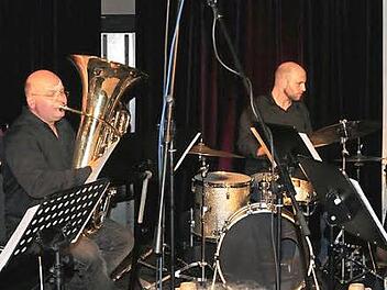 Ein unbeschreiblich schönes Konzert gaben vier der besten Tubisten Europas, Roland Szentpali, János Mazura, Alessandro Fossi und Andreas Martin Hofmeir (von links), und der Schlagzeuger Christoph Huber (Mitte) in der ausverkauften Rathaushalle in Haßfurt.  Foto: Ulrike Langer