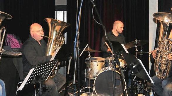 Ein unbeschreiblich schönes Konzert gaben vier der besten Tubisten Europas, Roland Szentpali, János Mazura, Alessandro Fossi und Andreas Martin Hofmeir (von links), und der Schlagzeuger Christoph Huber (Mitte) in der ausverkauften Rathaushalle in Haßfurt.  Foto: Ulrike Langer