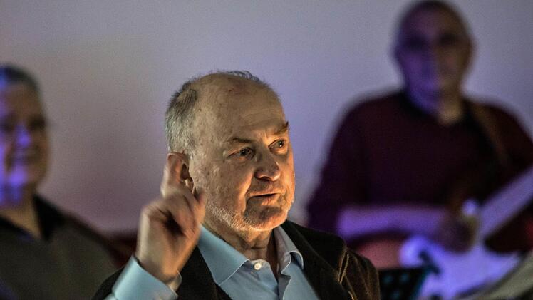 Max Scheler referiert beim Rückert-Abend in der Coburger Rückert-Schule.Foto: Jochen Berger