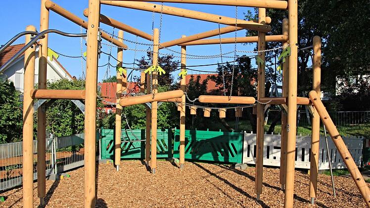 Als Highlight für Kinder wurde das neue Klettergerüst am Spielplatz bezeichnet.  Foto: Helmut Will