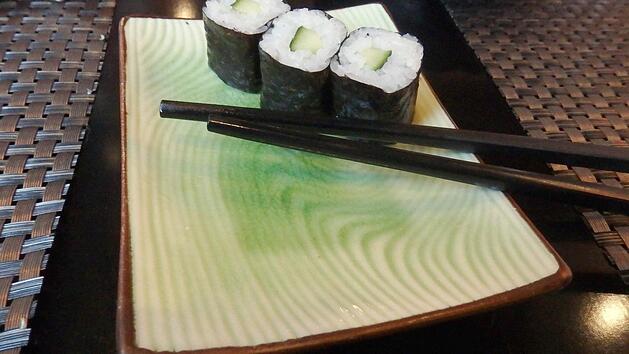 Sushi und St&auml;bchen vom Buffet "All You Can Eat" im Restaurant "Yuoki" in Stuttgart. Der Inhaber will von G&auml;sten, die ihren Teller nicht aufessen, eine Extra-Geb&uuml;hr verlangen. Foto: Antonia Lange,dpa