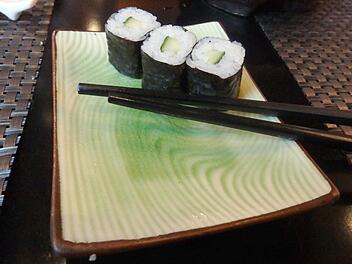 Sushi und Stäbchen vom Buffet "All You Can Eat" im Restaurant "Yuoki" in Stuttgart. Der Inhaber will von Gästen, die ihren Teller nicht aufessen, eine Extra-Gebühr verlangen. Foto: Antonia Lange,dpa