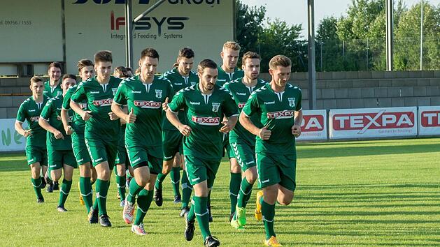 Die Zeit des Warmlaufens ist vorbei: Am Samstag beginnt f&uuml;r den TSV Gro&szlig;bardorf um Kapit&auml;n Manuel Leicht (vorne links) die Bayernliga-Nord-Saison mit einem Heimspiel gegen Weiden. Foto: Anand Anders
