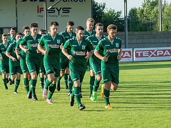 Die Zeit des Warmlaufens ist vorbei: Am Samstag beginnt f&uuml;r den TSV Gro&szlig;bardorf um Kapit&auml;n Manuel Leicht (vorne links) die Bayernliga-Nord-Saison mit einem Heimspiel gegen Weiden. Foto: Anand Anders
