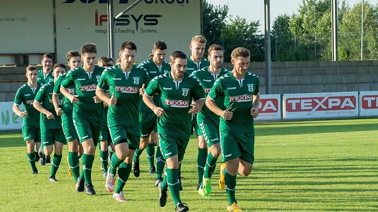 Die Zeit des Warmlaufens ist vorbei: Am Samstag beginnt f&uuml;r den TSV Gro&szlig;bardorf um Kapit&auml;n Manuel Leicht (vorne links) die Bayernliga-Nord-Saison mit einem Heimspiel gegen Weiden. Foto: Anand Anders