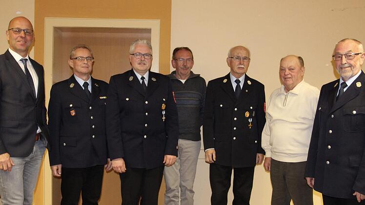 Ehrungen bei der Wildfleckener Feuerwehr (von links): Bürgermeister Gerd Kleinhenz, Harry Schäfer, Jürgen Köstler, Wilmar Kleinheinz, Peter Zahn, Alfons Kirchner und Walter Vorndran.Foto: Sebastian Schmitt