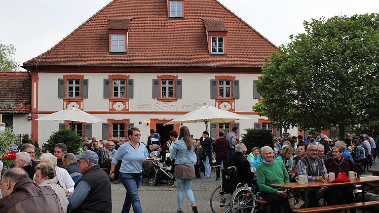 Die Veranstaltung auf dem Hof der Kleinwachenrother Mühle war gut besucht.  Foto: Evi Seeger