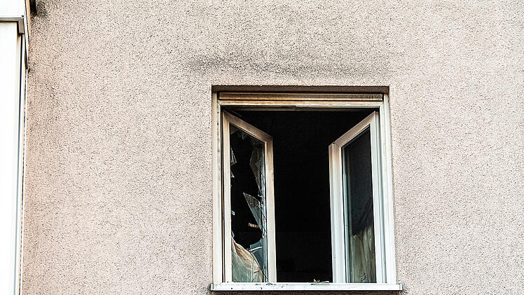 Wohnungsbrand in Mehrfamilienhaus in F&uuml;rth: Eine tote Person geborgen