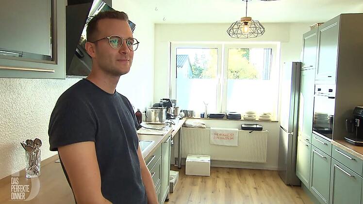 "Braucht man doch": Koch-Fan Basti (29) verf&uuml;gt &uuml;ber neun Meter K&uuml;chenzeile.