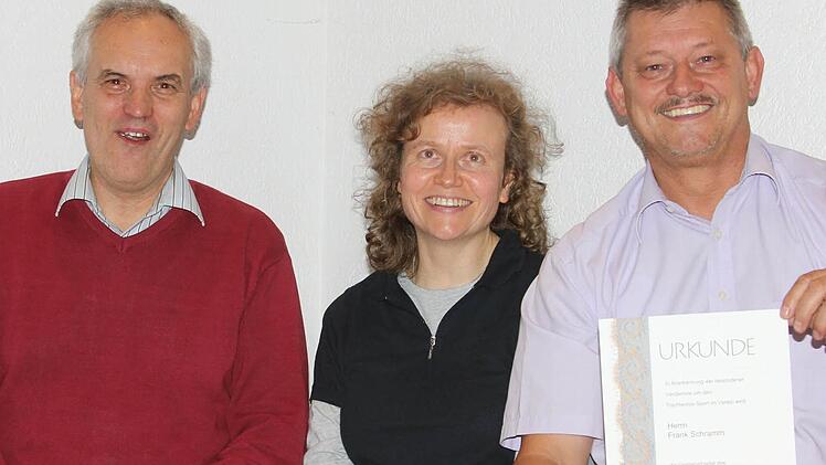 Kreissportwart Werner Müller (links) und Kreisjugendwartin Claudia Seipel, bisher kommissarisch tätig, wurden beim Tischtennis-Kreistag offiziell in ihr Amt gewählt. Sie freuen sich mit Frank Schramm (rechts), der in Heidingsfeld für 30 Jahre Tätigkeit als Abteilungsleiter des SV Markt Einersheim ausgezeichnet wurde. Foto: Gerd Ludwig