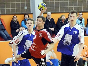 Mit vier Toren trug Johannes Josnik (Mitte) zum Sieg der Herzogenauracher im Derby bei.  Foto: herzopress