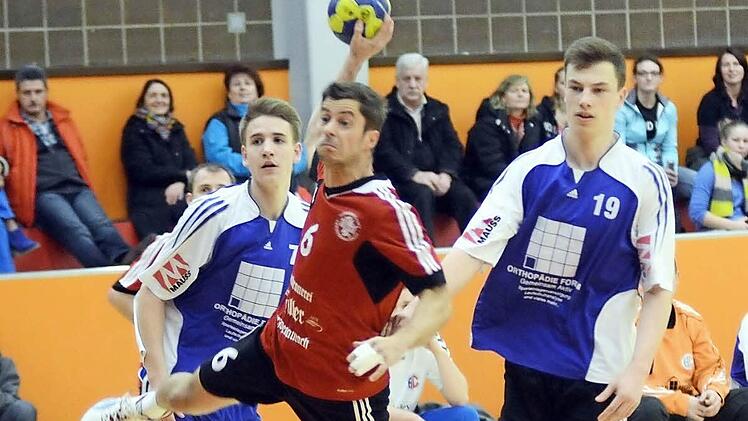 Mit vier Toren trug Johannes Josnik (Mitte) zum Sieg der Herzogenauracher im Derby bei.  Foto: herzopress