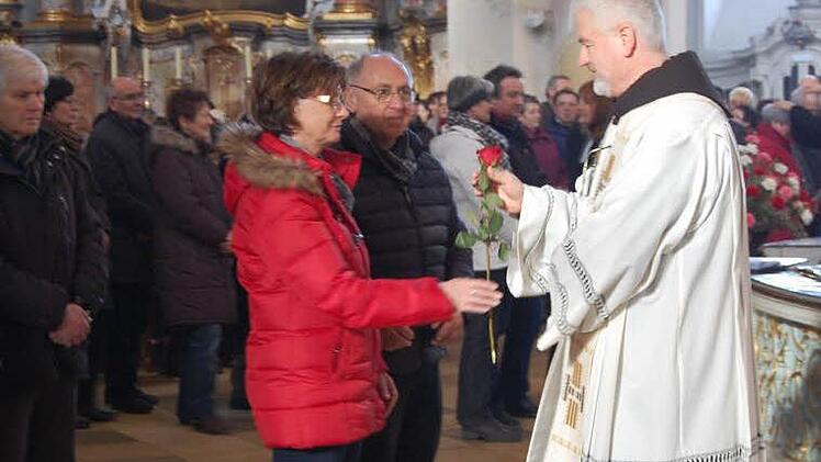 Pater Heribert segnete mit drei weiteren Geistlichen die Paare und überreichte jeder Dame ein rote Rose.