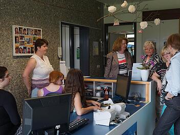 Ein kleiner Teil der Mitarbeiterinnen rund um die neue Ausleihtheke. Alle Fotos: Johannes Michel