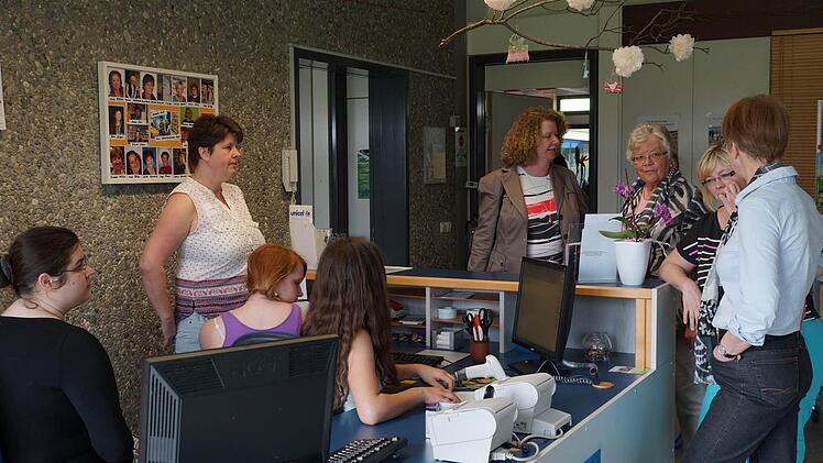 Ein kleiner Teil der Mitarbeiterinnen rund um die neue Ausleihtheke. Alle Fotos: Johannes Michel