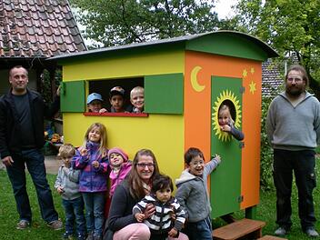 Über einen bunten Bauwagen als Spielhaus freuen sich die Kinder des Kindergartens Ramsthal.  Foto: Kindergarten