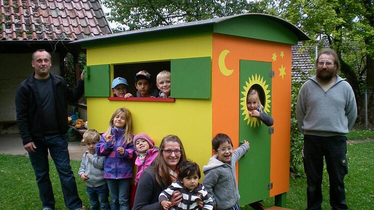 Über einen bunten Bauwagen als Spielhaus freuen sich die Kinder des Kindergartens Ramsthal.  Foto: Kindergarten