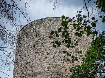 Stolze 40 Meter Umfang hat der 20 Meter hohe Magnusturm über Kasendorf. Fotos: Heiko Hartmann