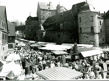 Blick auf den Thurnauer Marktplatz zur Frühjahrskirchweih 1985. Foto: Archiv/Hans Arnold