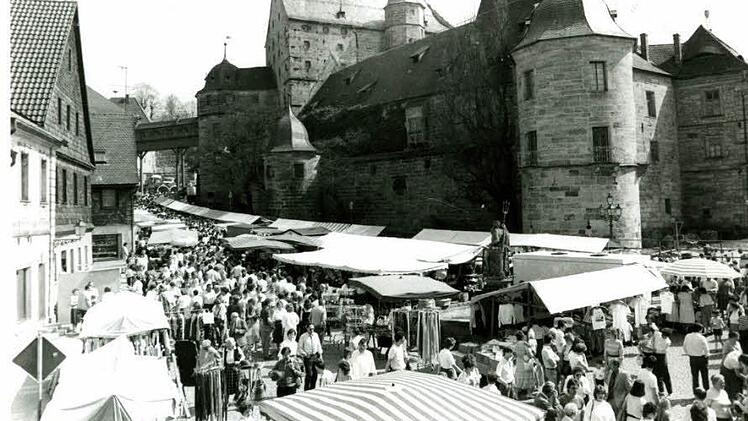Blick auf den Thurnauer Marktplatz zur Frühjahrskirchweih 1985. Foto: Archiv/Hans Arnold