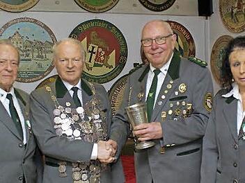 Schützenmeister Friedrich Schellenberger (2. v. r.) gratulierte dem neuen Schützenkönig, Georg Spies. Als Ritter dienen dem Thron-Rückkehrer Christine Füller (r.) und Josef Heuchemer (l.). Fotos: Winfried Ehling