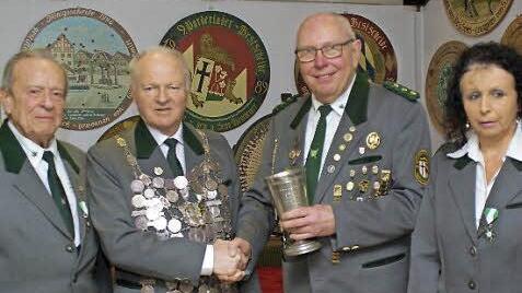 Schützenmeister Friedrich Schellenberger (2. v. r.) gratulierte dem neuen Schützenkönig, Georg Spies. Als Ritter dienen dem Thron-Rückkehrer Christine Füller (r.) und Josef Heuchemer (l.). Fotos: Winfried Ehling
