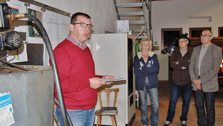 Bauhof-Leiter Bernhard Schaupp (links) erläutert dem zweiten Bürgermeister Andreas Sandwall und den Gemeinderäten direkt vor Ort seine Ausbaupläne. Foto: Sigismund von Dobschütz