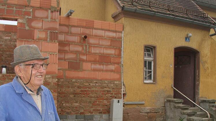 Alwin Heinz hat schon genaue Vorstellungen, wie "sein" Bahnhof einmal aussehen soll. Foto: Sonja Adam