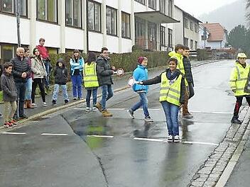 Die Verkehrserzieher Ralf Maisel und Hermann Dörfler (von rechts) freuten sich, dass bei den neuen Schülerlotsen die richtige Handhabung der Kelle am Übergang an der Alten Pressecker Straße schon sehr gut funktioniert. Mit im Bild Rektor Michael Pfitzner und Klassleiterin Linda Deuerling.  Foto: Klaus-Peter Wulf